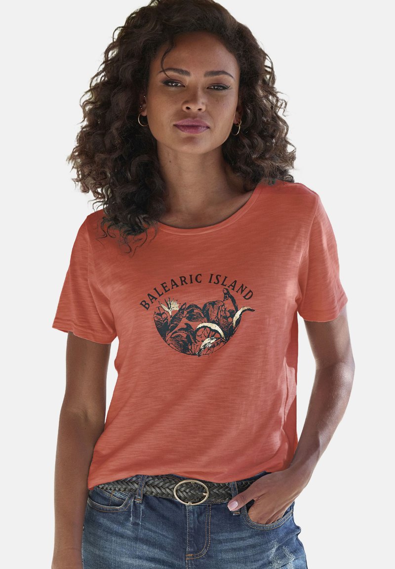 Rostfarbiges T-Shirt mit einer runden Grafik, die "Baleares Island" und Pflanzenmotive zeigt. Weicher Stoff, lockere Passform, kurze Ärmel.