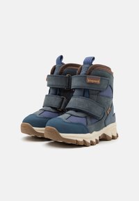Bottes imperméables bleues avec un col en cuir et textile combiné, dotées de deux bandes Velcro et d'une semelle en caoutchouc robuste avec un design texturé.