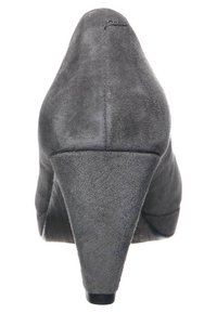 Grå mocka högklackad sko med en triangulär kilklack, slät yta och minimala sömdetaljer bak.