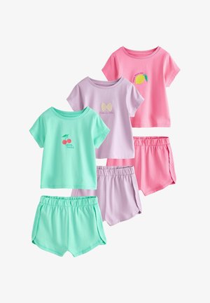 Trīs krāsainas mazuļu komplekti, katrs ar īsām piedurknēm krekliņu un šortiem: mint zaļā ar ķiršu rakstu, lavandas ar tauriņu un rozā ar citronu dizainu.