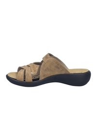 Sandale à enfiler en cuir marron à bout ouvert avec semelle coussinée noire et brides croisées, conçue pour un confort décontracté et un port facile.