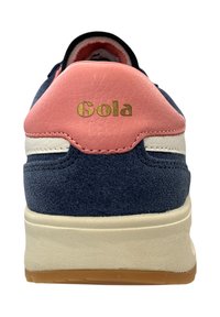 Sneaker blu scamosciato con accenti sintetici rosa, dettagli bianchi, logo dorato sul tallone e una suola in gomma texturizzata.