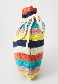 Borsa a cintura all'uncinetto con strisce vivaci di rosso, blu, giallo e rosa; presenta un filato testurizzato e una chiusura a corda regolabile.