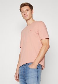 HUGO DERO - Pamata T-krekls - light/pastel red