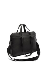 Czarna skórzana torba na laptopa z dwoma górnymi uchwytami, regulowanym paskiem na ramię, zamknięciem na zamek oraz teksturowaną powierzchnią. Widok z boku ukazuje design i strukturę.