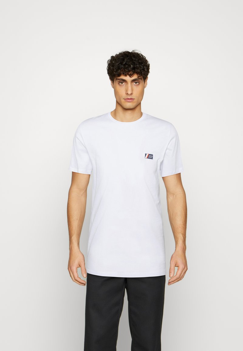 Herren T-Shirts basic | Jack & Jones JCOJAKE BADGE TEE CREW NECK T-Shirt basic white/weiß - AL45254 Herren T-Shirts basic | Jack & Jones JCOJAKE BADGE TEE CREW NECK T-Shirt basic white/weiß - AL45254