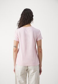 Levi's® T-shirt con stampa - pink/almond/chalk