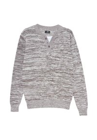 Suéter de manga larga y cuello redondo en punto marrón y beige jaspeado. Presenta una tapeta con tres botones y puños y dobladillo acanalados. Textura suave.