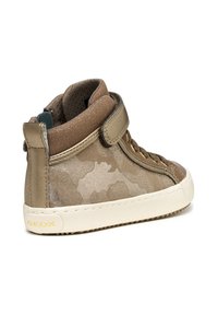 Zapatilla alta marrón con patrón de camuflaje, parte superior de tela, forro de malla transpirable, suela de goma y tira de Velcro para un ajuste seguro. Marca GEox en el talón.