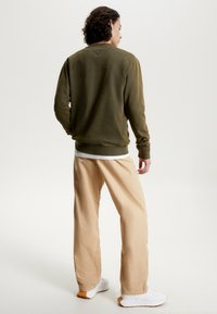 Tommy Jeans ESSENTIAL TONAL BADGE  - Sweatshirt - drab olive green