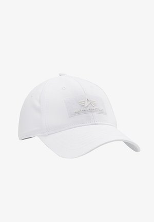 Weißes Baseballcap mit einer weich strukturierten Frontplatte, die ein rechteckiges Patch mit dem eingeprägten Text "ALPHA INDUSTRIES" zeigt. Klassisches Design.