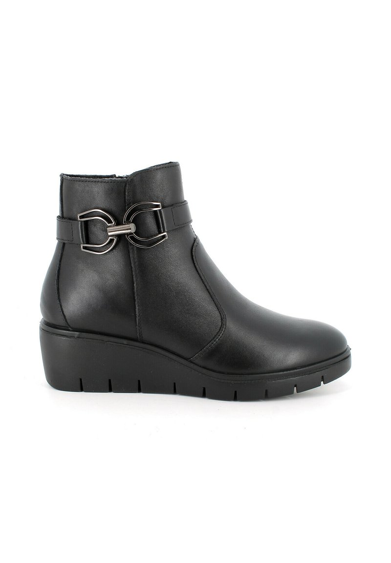 Stivale alla caviglia in pelle nera con suola a zeppa e dettaglio in argento a forma di morso sul lato, finitura liscia e chiusura con zip sul retro.