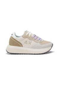 Sneakers caratterizzati da una combinazione di materiali beige, grigi e bianchi; laccetti viola e bianchi in evidenza; dettagli in suede testurizzato; suola intermedia bianca spessa.