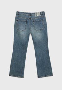 Jeans de mezclilla azul claro con corte recto, que cuentan con dos bolsillos traseros, costuras visibles y una etiqueta de cinturón con patrón.