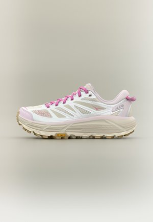 Dames trailrunningschoen in wit en beige met roze veters, ademende meshpanelen, dikke gedempte zool en Vibram-buitenzool.