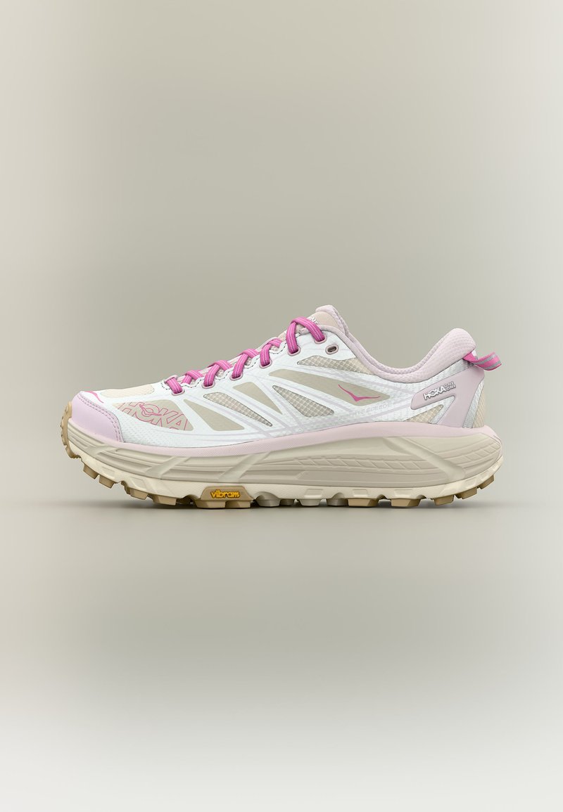 Γυναικείο παπούτσι για τρέξιμο σε μονοπάτια σε λευκό και μπεζ με ροζ κορδόνια, διαπνέοντα πλέγματα, παχύ μαλακό πάτο και σόλα Vibram.