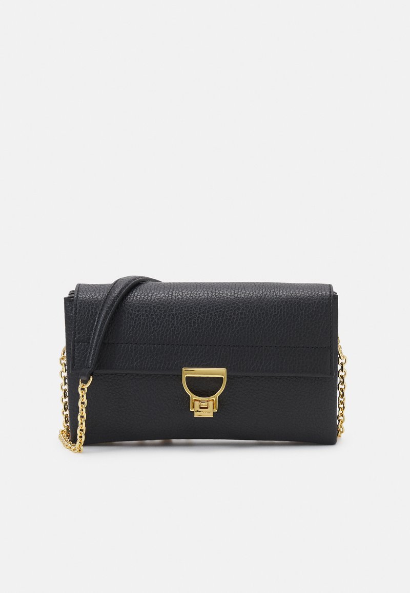 Sac à main en cuir noir avec une finition texturée, quincaillerie dorée et une chaîne en bandoulière. Dispose d'une fermeture à rabat avec un fermoir distinctif.