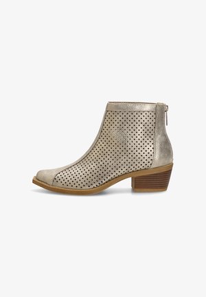 Bota de cuero beige metálico hasta el tobillo con patrón de diamantes perforados, cremallera lateral, tacón apilado de madera y puntera redondeada.