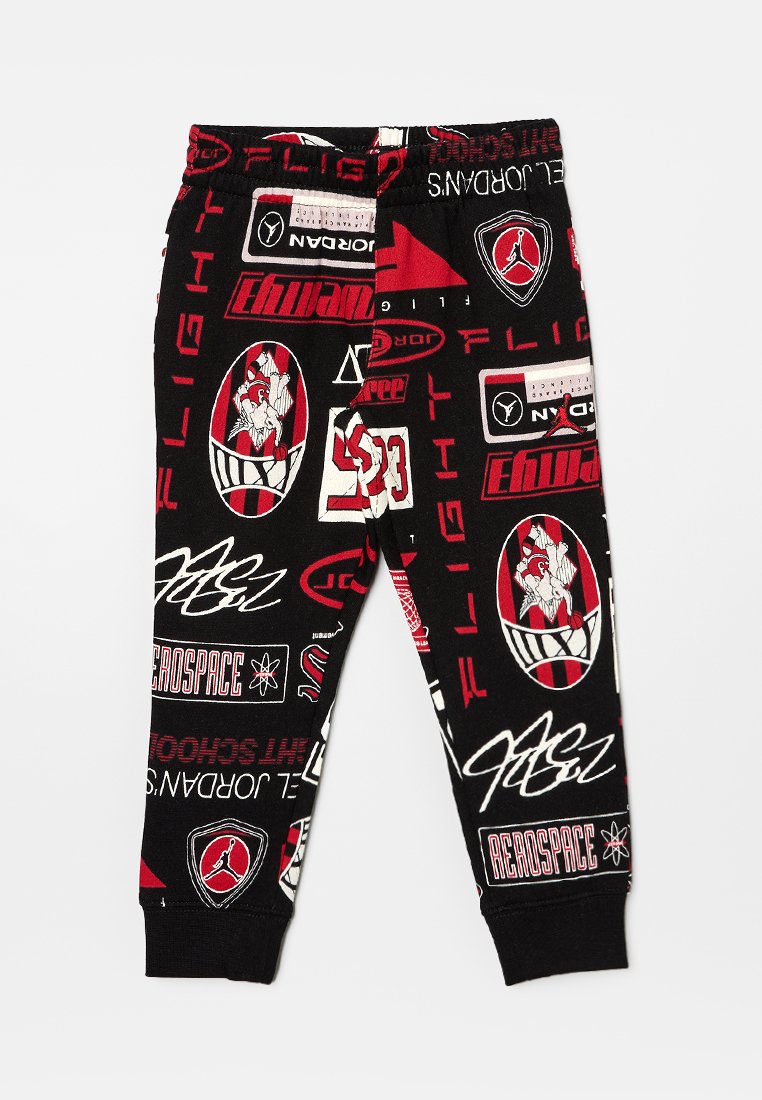Pantaloni sportivi neri in cotone con una varietà di grafiche in rosso e bianco, tra cui loghi, testo e motivi. Vita elastica per il comfort.