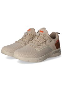 Chaussures de sport beiges avec dessus en mesh, lacets élastiques, accents orange et semelle en caoutchouc texturée. Détail en cuir marron au talon.