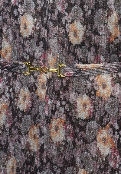 Υφασμάτινο με φλοράλ σχέδιο σε απαλές αποχρώσεις πορτοκαλί και γκρι, με υφή που λάμπει και λεπτή πολύχρωμη ζώνη με χρυσή αγκράφα.