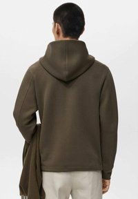Kapuć sweatshirt u tamno maslinastoj boji, izrađen od mekog materijala, s kengur džeparom, rebrastim manžetama i opuštenim krojem.