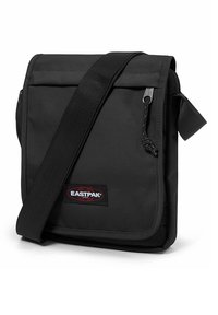 Borsa a tracolla nera realizzata in tessuto resistente, con una patta frontale, tracolla regolabile e logo Eastpak. Design semplice e rettangolare.