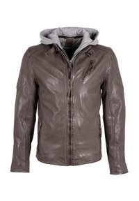 Giacca in pelle marrone con cappuccio grigio, dotata di tasche con zip e cuciture dettagliate. Vestibilità standard e texture liscia.