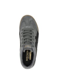 Zapatilla de ante gris con un acento lateral negro, punta redonda y cordones grises. Cuenta con plantilla de espuma de memoria y una suela de goma para tracción.