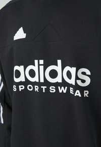 Felpa sportiva nera con un grande logo bianco "adidas" e il testo "SPORTSWEAR". Include strisce bianche a contrasto sulle spalle.