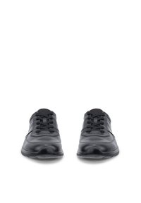 Een paar zwarte leren sneakers met veters, gezien vanaf de voorkant op een witte achtergrond.