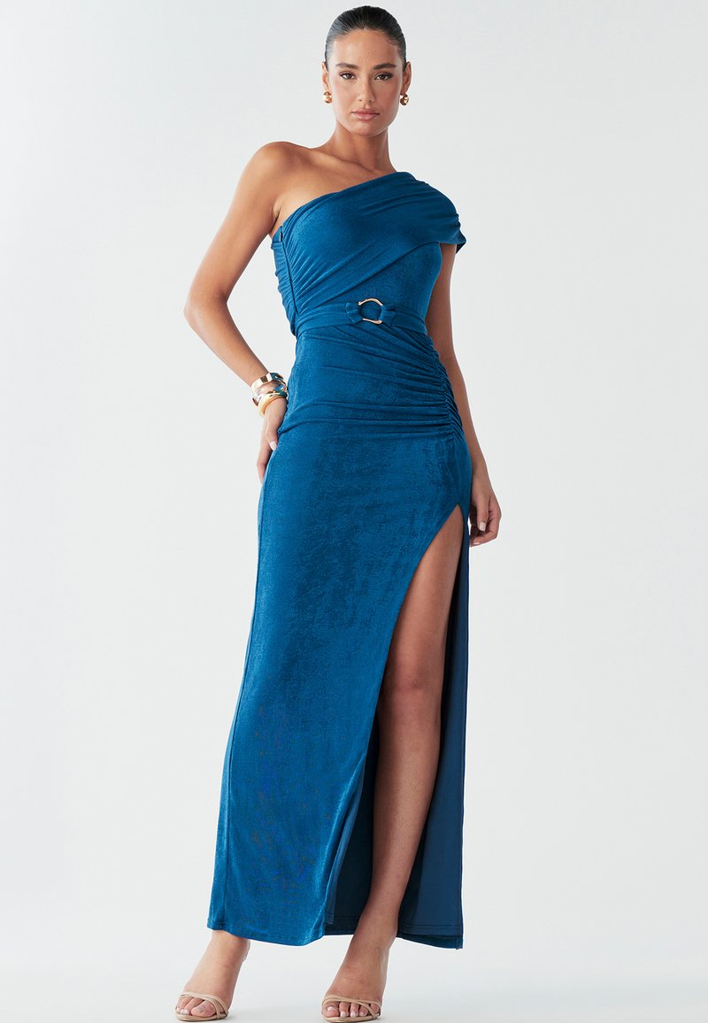 Blå one-shoulder kjole lavet af blødt stof, med rynkninger, en sidespids og et gult cirkulært bælte detaljer. Glat tekstur og tætsiddende design.