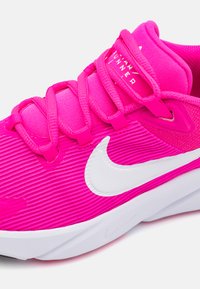 Nike Performance STAR RUNNER Road running shoes fierce