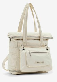 Helle beige Tragetasche mit einem Reißverschluss oben, zwei langen Griffen, einer vorderen Reißverschlusstasche und Logodetails. Hergestellt aus weichem, strukturiertem Material.