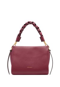 Bolso de mano de cuero burdeos con superficie texturizada, acentos de correa trenzada, herrajes dorados y forma rectangular. Presenta un logo discreto.