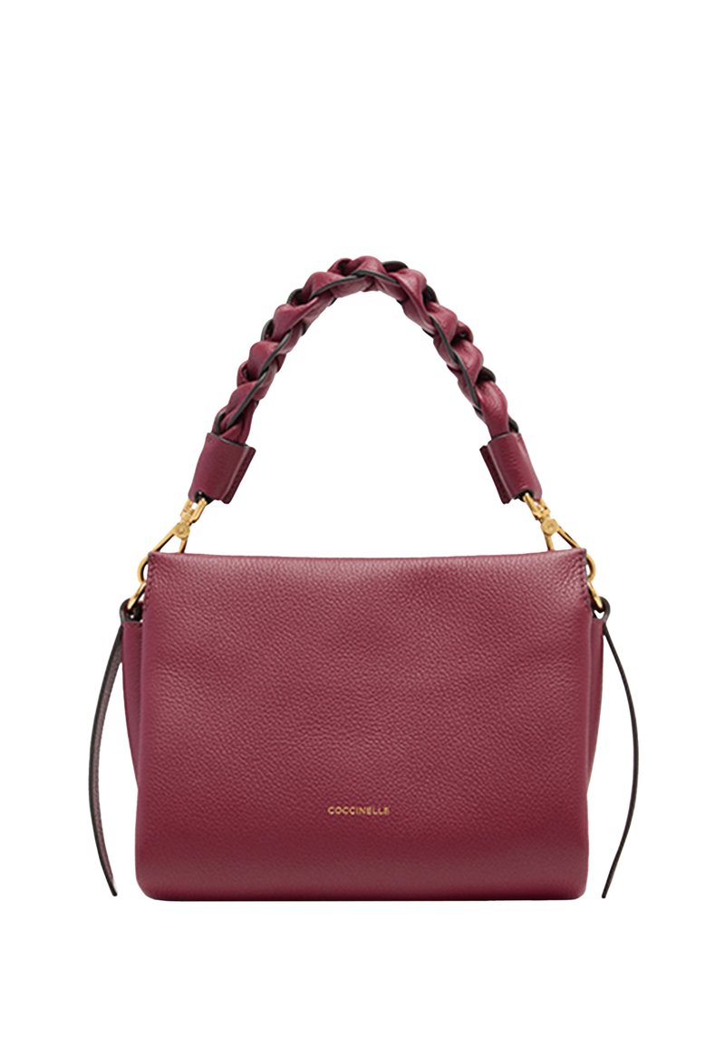 Bolso de mano de cuero burdeos con superficie texturizada, acentos de correa trenzada, herrajes dorados y forma rectangular. Presenta un logo discreto.