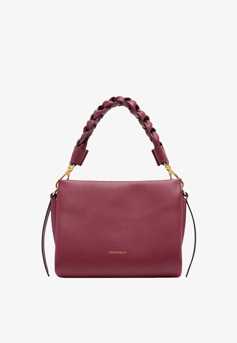 Bolso de mano de cuero burdeos con superficie texturizada, acentos de correa trenzada, herrajes dorados y forma rectangular. Presenta un logo discreto.