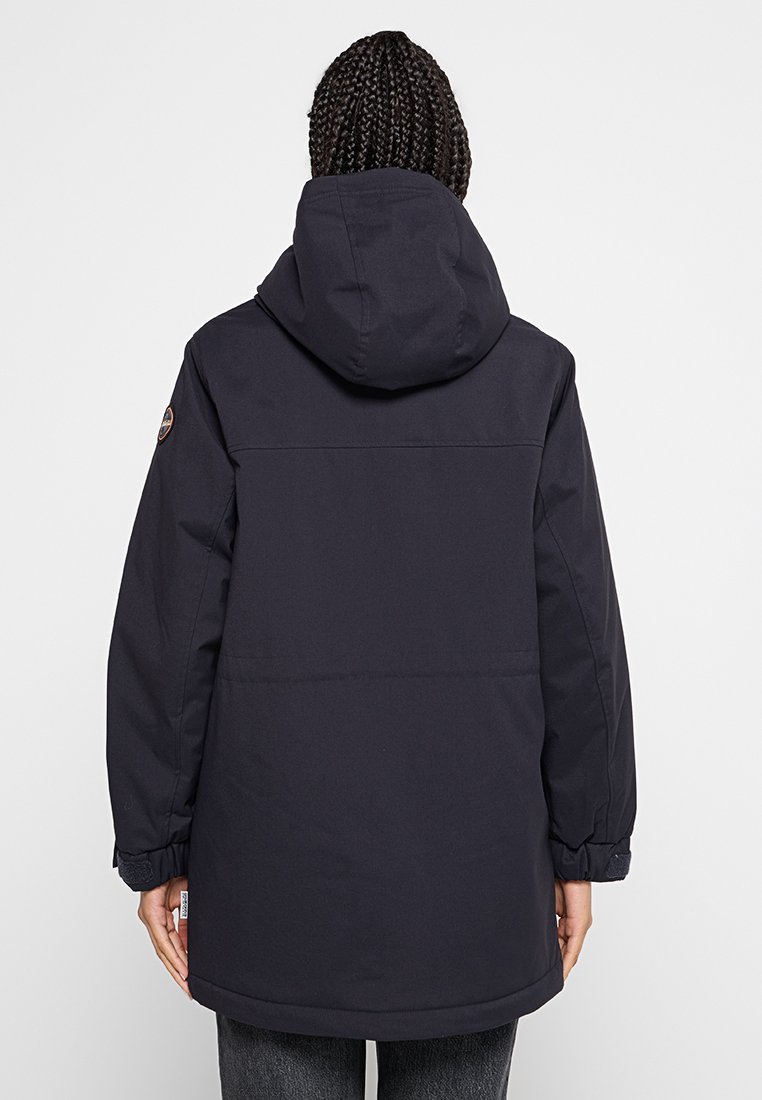 Marineblaue Kapuzenjacke mit lockerer Passform, langen Ärmeln, verstellbaren Manschetten und einem Logo-Patch am linken Arm, das eine glatte, matte Textur aufweist.