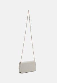 Jasnoszara prostokątna kopertówka o teksturowanej powierzchni, z złotym łańcuszkiem i eleganckim, minimalistycznym designem.