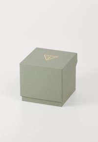 Boîte carrée texturée verte avec un logo en triangle doré sur le dessus, présentant un design épuré et une construction robuste.