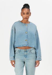 Korte denimjacket in lichtblauw met een ronde halslijn, sluiting met knopen aan de voorkant en lange mouwen. Beschikt over een vervaagde textuur en contrasterende stiksels.