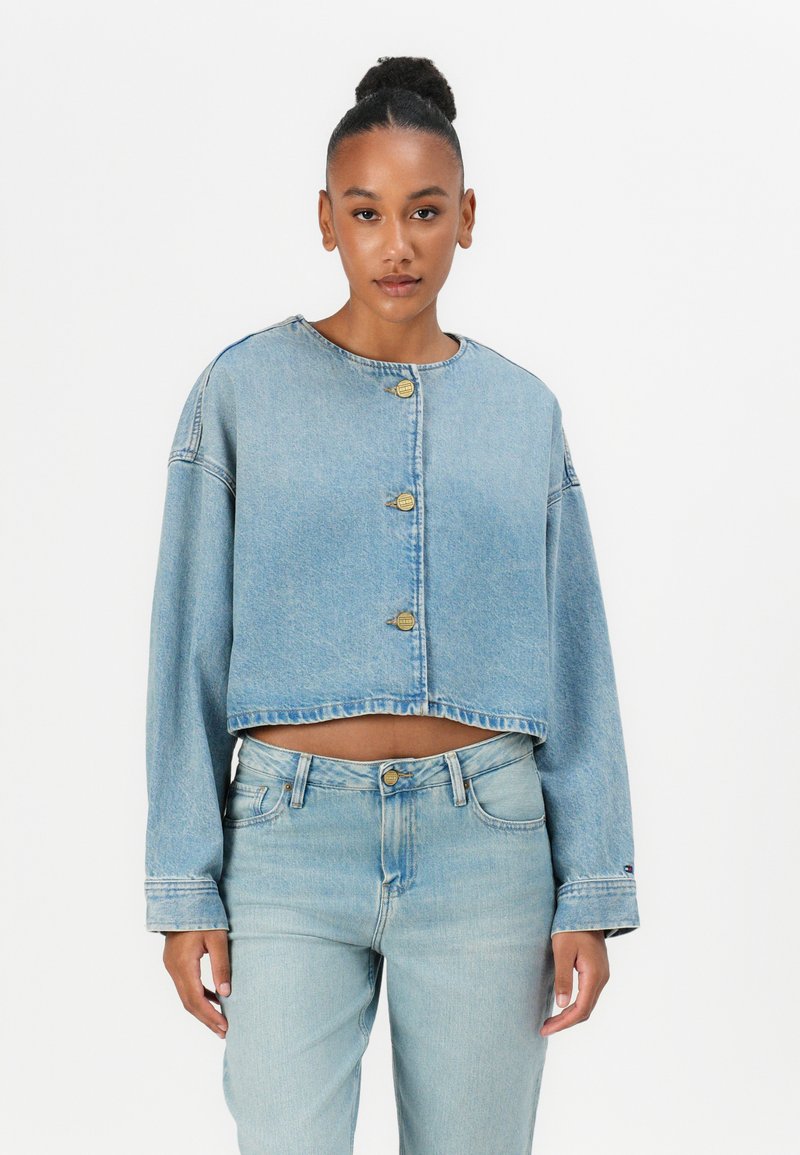 Korte denimjacket in lichtblauw met een ronde halslijn, sluiting met knopen aan de voorkant en lange mouwen. Beschikt over een vervaagde textuur en contrasterende stiksels.