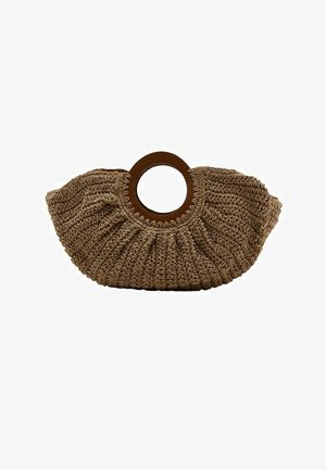 Bolso marrón tejido con una forma ancha y redondeada y un gran asa circular de madera en el centro.