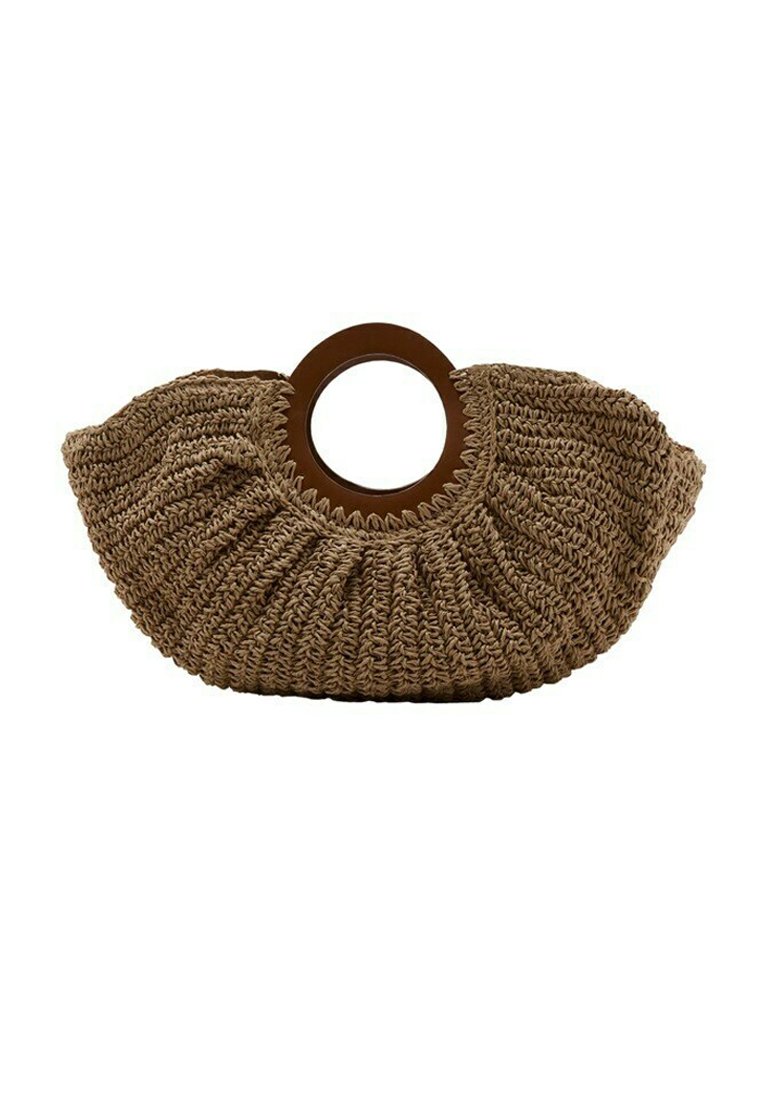 Geantă maro țesută, cu o formă largă și rotunjită și un mâner circular mare din lemn în centru.