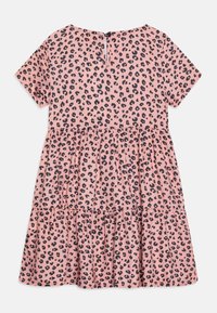 Kortærmet lyserød kjole med sort leopardprint, pyntelig foldning og knaplukning ved nakken bagpå.