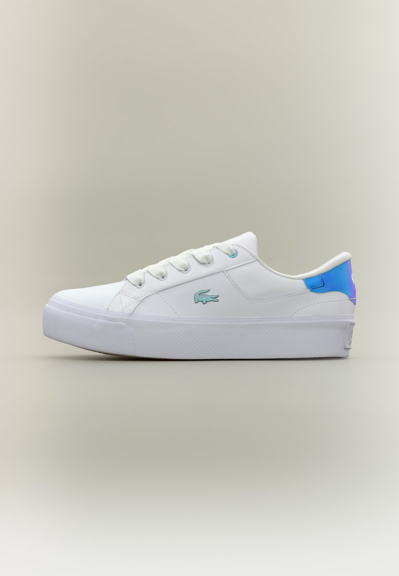 Fehér, alacsony szárú sportcipő sima bőr felsőrésszel, kontrasztos kék díszítéssel a sarokon, lapos fűzőkkel és texturált fehér talppal. Lacoste logóval ellátva.