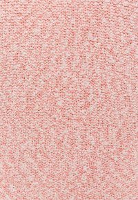Texturiertem Gewebe mit einer Mischung aus rosa und weißen Fasern, das eine weiche, plüschige Oberfläche mit einem dezenten gesprenkelten Muster zeigt.
