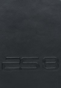 Czarny portfel ze skórzanej tekstury z wytłoczonym logo "ES 8", charakteryzujący się gładkim wykończeniem i subtelnym wzorem ziaren, co dodaje głębi.