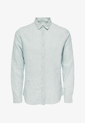 Gaiši zils garā piedurkne pogājams krekls, izgatavots no teksturētas auduma. Tam ir klasisks apkakles dizains un diskrēti pogu elementi gar priekšpusi.