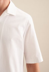 Witte kortef mouw shirt met een puntige kraag, met een gladde stoftextuur en een gestructureerde pasvorm.